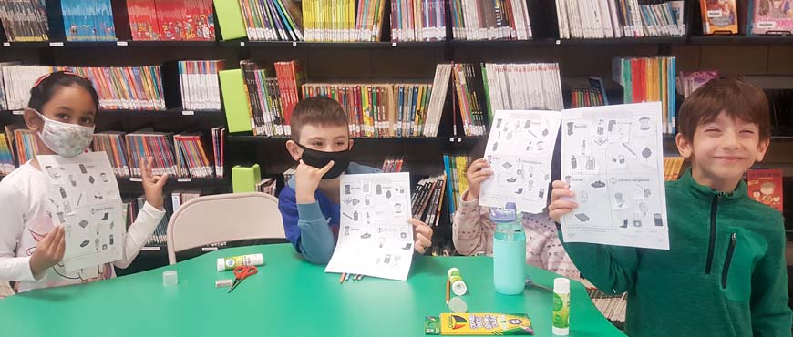 Rose et Rayan, élèves de de la 3e année établissent une liste d'engagement en faveur de l'environnement.