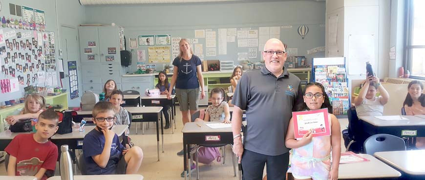 Remise des certificats  « Champion du zéro déchet » par M. Pierre Séguin, directeur de l'école élémentaire LaMarsh.